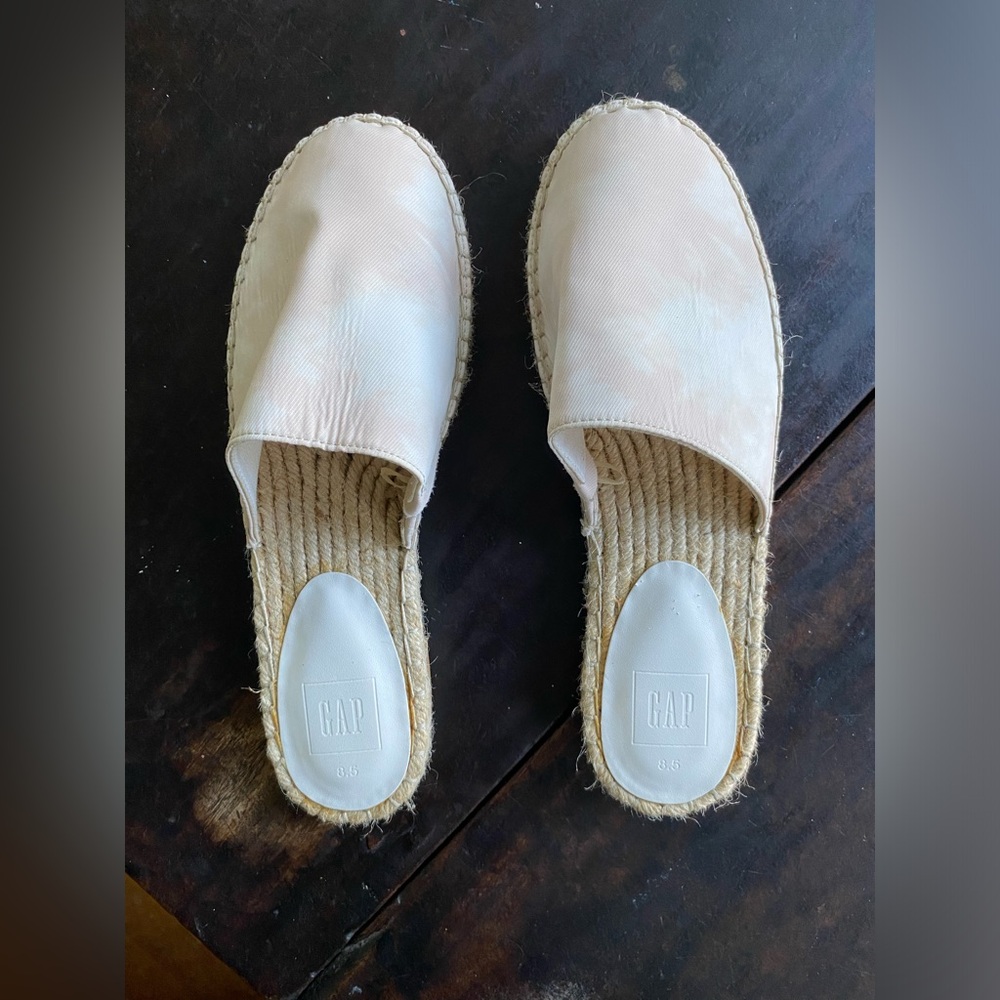 Gap Size 8.5 Slip on Sandals